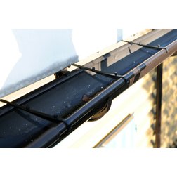 Ochranná síť proti zanášení okapových žlabů s úchytkami