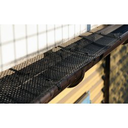 Ochranná síť proti zanášení okapových žlabů s úchytkami