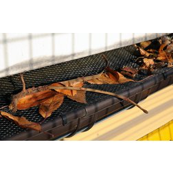 Ochranná síť proti zanášení okapových žlabů s úchytkami